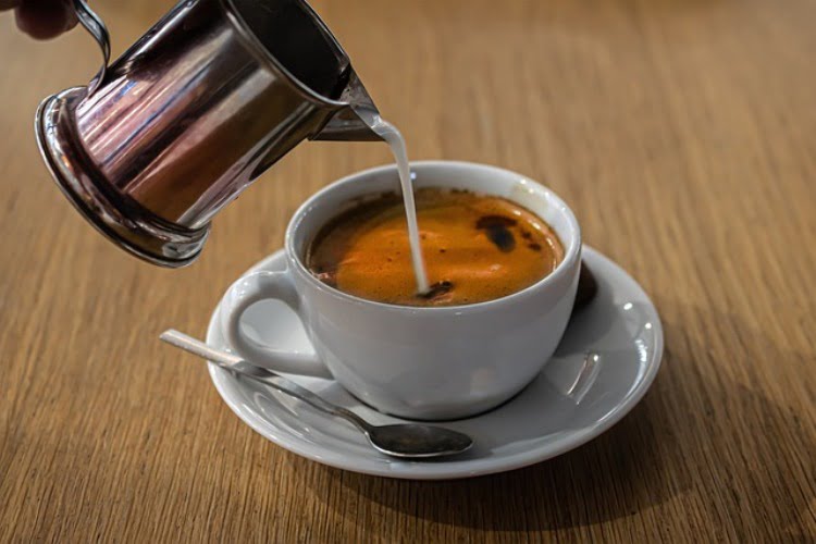 Opština Inđija za kafu, sokove i vodu javnom nabavkom opredelila 48 hiljada evra