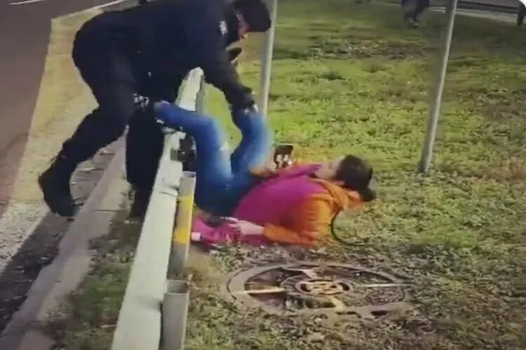 Zahtev da se ispita odgovornost policajca koji je prebacio ženu preko ograde pored kolovoza