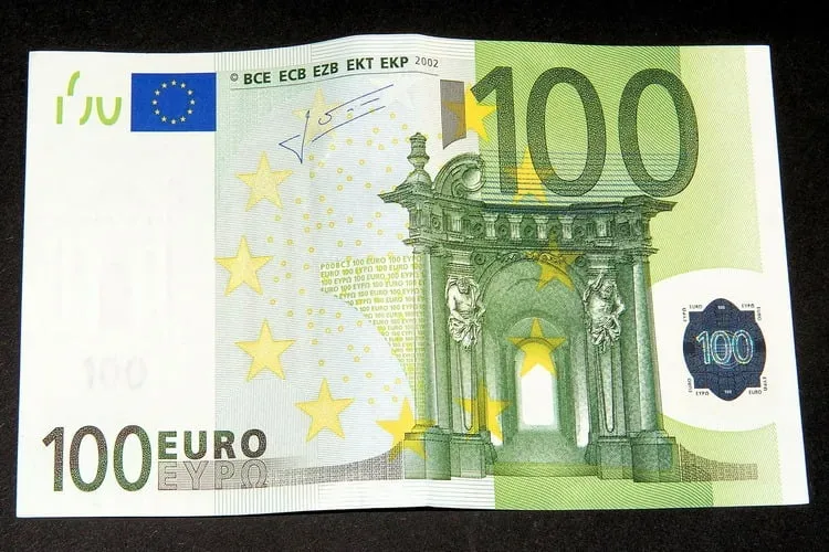 Dva meseca pred izbore mladima 100 evra, penzionerima 20.000 dinara