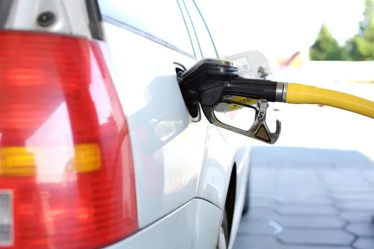 Benzin i dizel jeftiniji za po četiri dinara