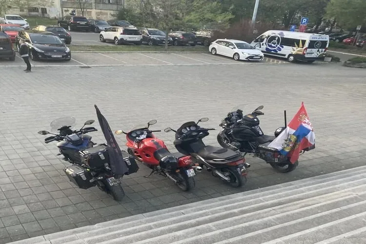 Novi Sad: Motociklisti s oznakama „Noćnih vukova“ kao obezbeđenje skupa o SPC