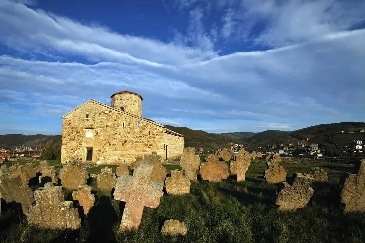 Inđinčanin oskrnavio pravoslavno groblje u Novom Pazaru