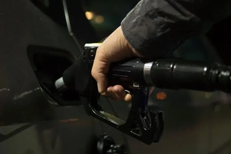 „Cene goriva naduvane, ne utvrđuju se na osnovu cene sirove nafte, kako se tvrdi“