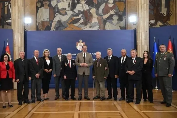 SUBNOR uručio Vučiću medalju za „povratak putu antifašizma i pobedničkoj tradiciji“