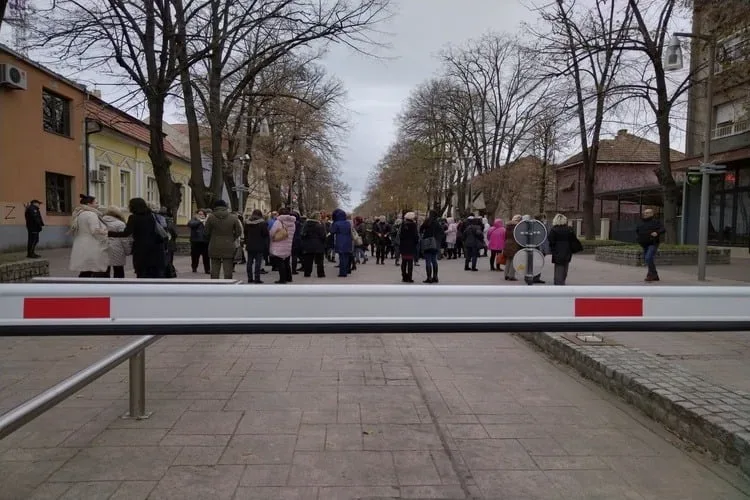 Oko 200 prosvetara danas protestvovalo u centru Inđije