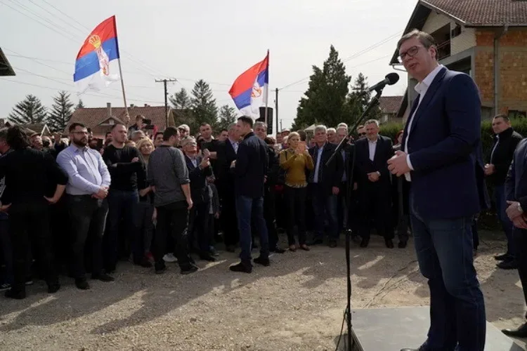 Na današnji dan Vučić u Inđiji najavio asfaltiranje ulica, opština se zadužila 468 miliona dinara
