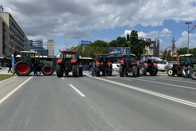 Poljoprivrednici traktorima blokirali bulevar u centru Novog Sada