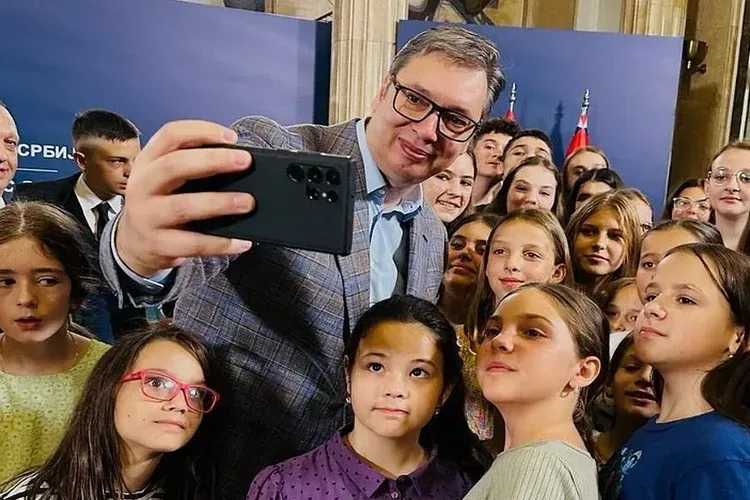 Vučić ugostio decu iz regiona i poručio im: Učite ćirilicu, zajedno da obiđemo Beograd na vodi