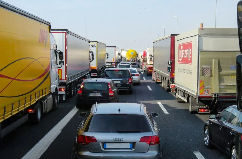 AMSS: Na graničnim prelazima prema Hrvatskoj kamioni čekaju i po osam sati