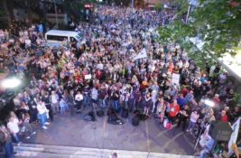 Arhiva javnih skupova: Na protestu ispred RTS između 1800 i 2000 ljudi