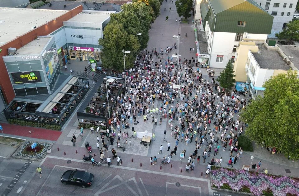 Na protestu u Inđiji 900 učesnika, dva provokatora i mehanizacija koju je izvelo JKP „Vodovod i kanalizacija“