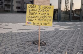 Stanovnici Stare Pazove zatekli grad prekriven transparentima „Urbane gerile“