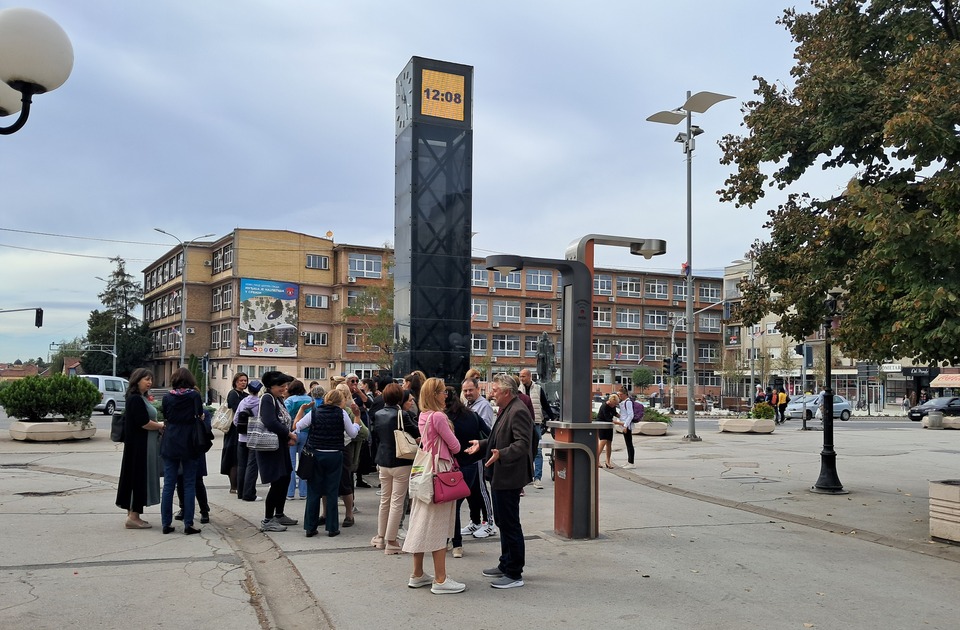 Samo 20 prosvetnih radnika na protestu u Inđiji: Tiha šetnja kroz grad