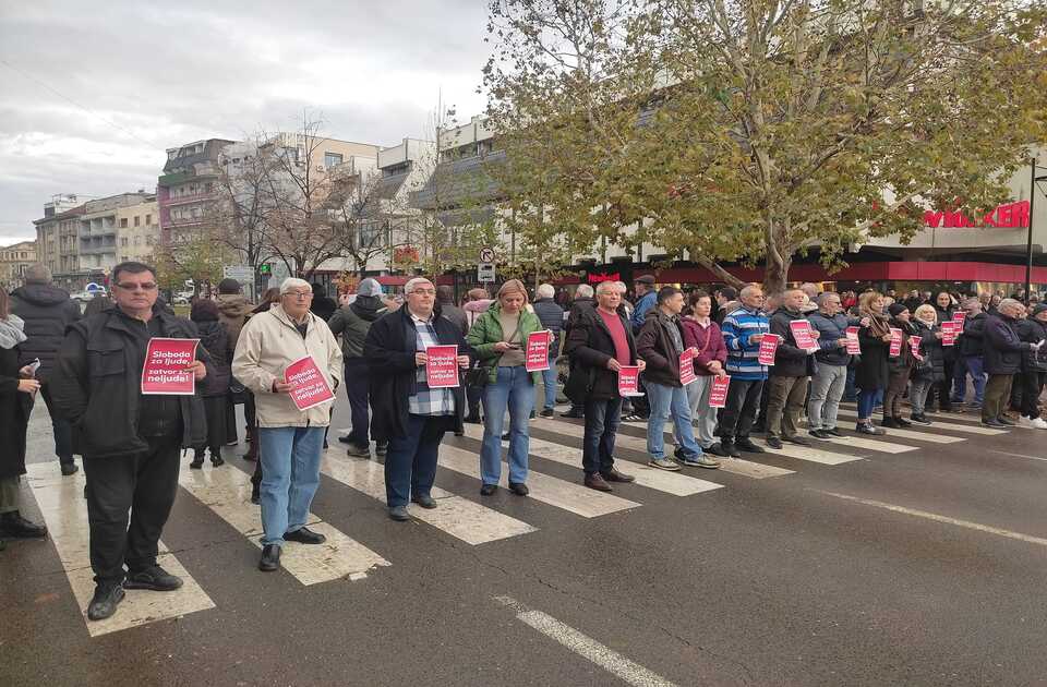 Leskovac: Gradonačelnik sa saradnicima i odbornici SNS  na protestu „Zastani Srbijo“ uz opoziciju i građane