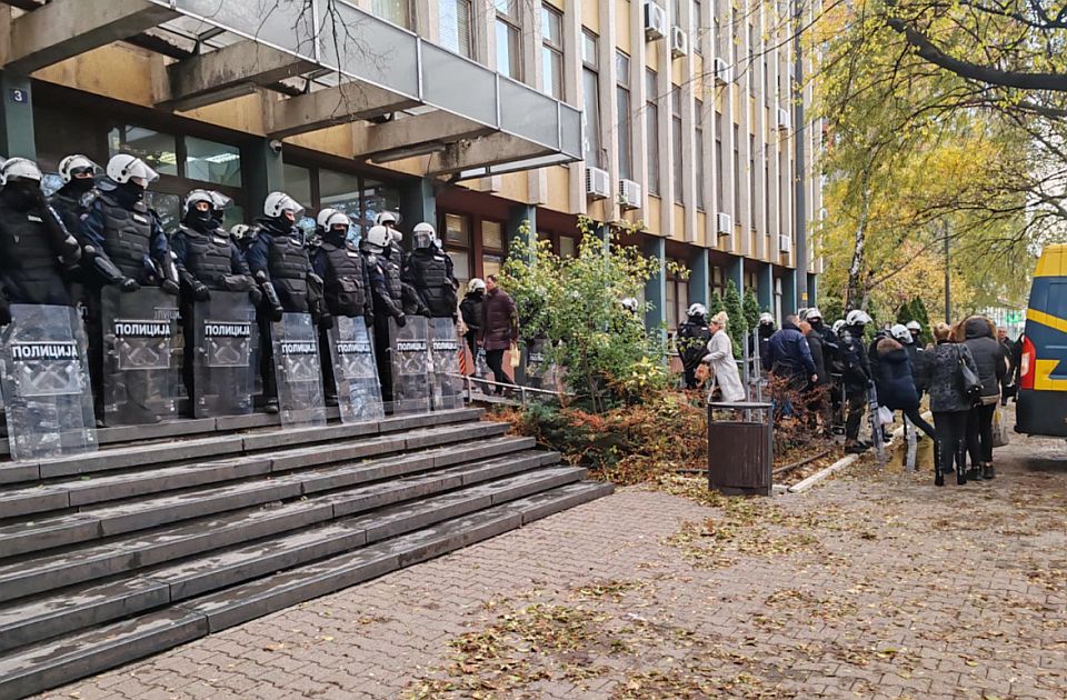 Opozicija zahteva suspenziju policajaca zbog brutalnog prebijanja 74-godišnjeg Novosađanina