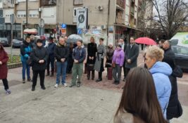 Inđija odala počast poginulima u padu nadstrešnice u Novom Sadu, građani se okupili ispred Pošte