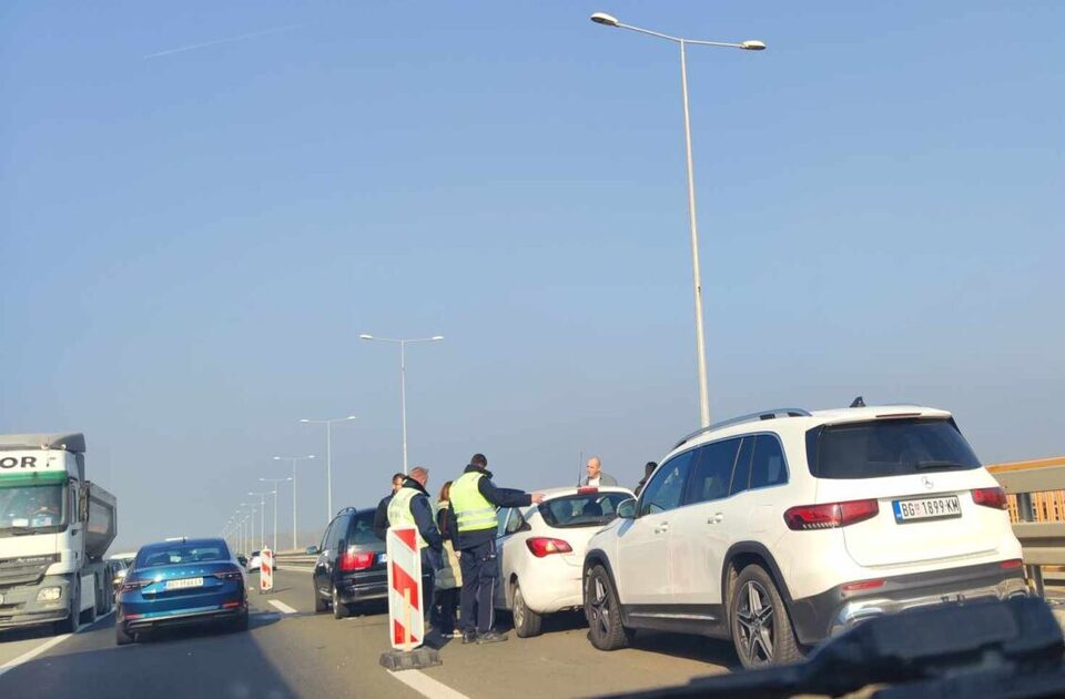 Sudar četiri vozila na mostu kod Beške stvorio velike gužve na auto-putu