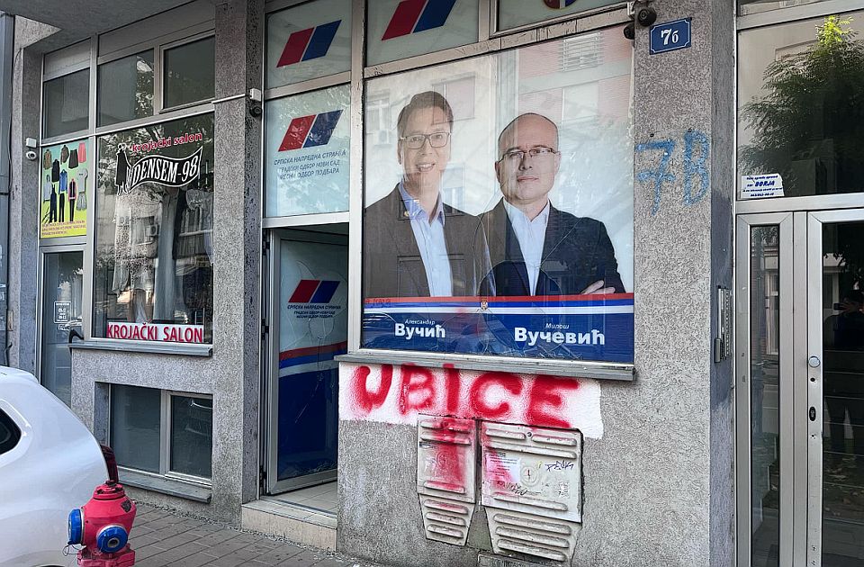 Razbijena stakla na prostorijama SNS-a u Novom Sadu: Ostavljen grafit ‘Ubice'“