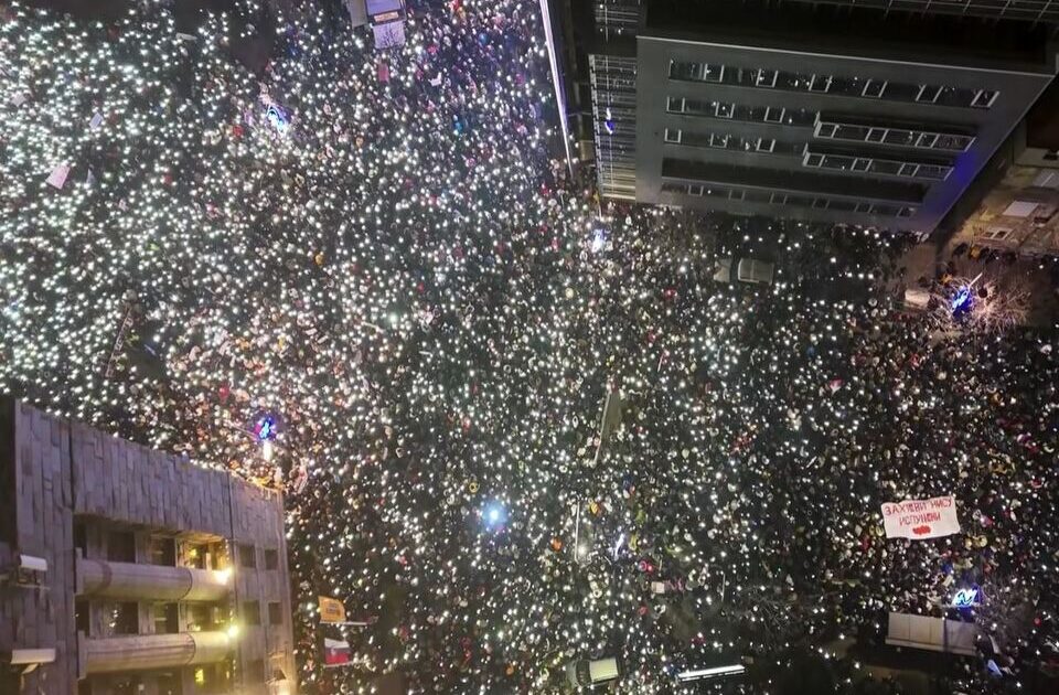 Studenti sinoć ispred RTS organizovali jedan od najvećih skupova u istoriji Srbije