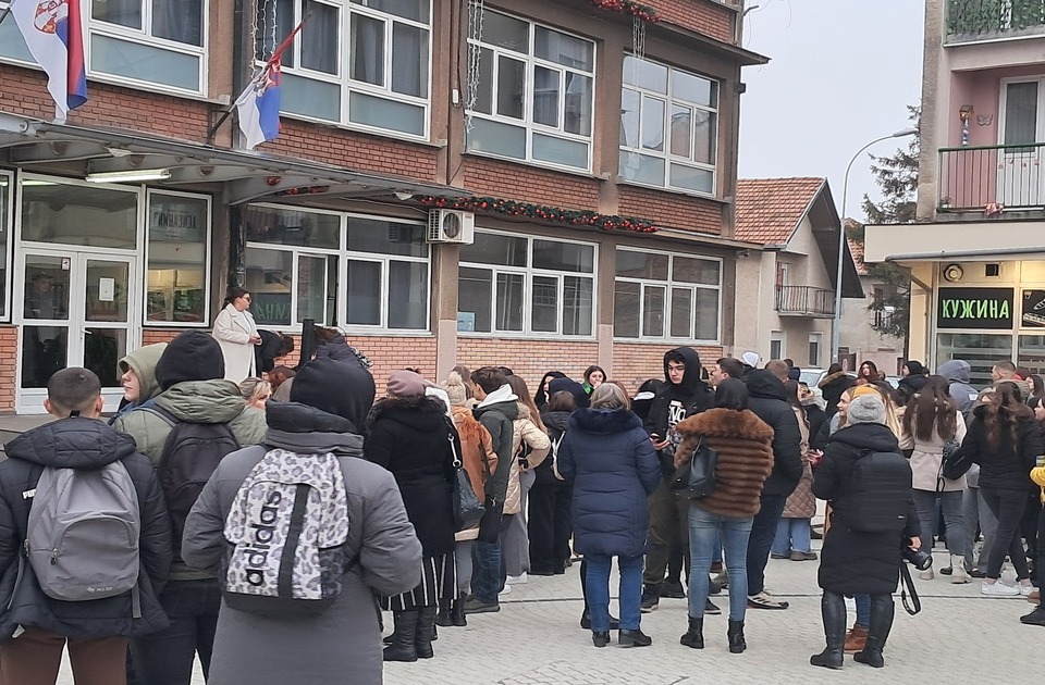 Mladi Inđije: Okupljaćemo se više puta dnevno na različitim lokacijama, podrška prosvetarima i studentima