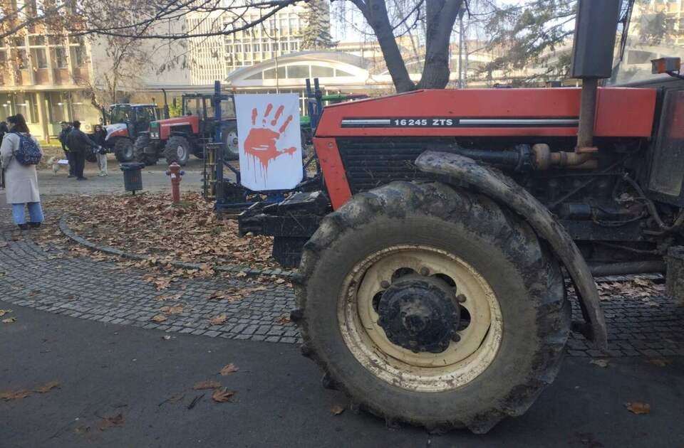 Inđijski poljoprivrednici sutra mehanizacijom blokiraju centar Inđije