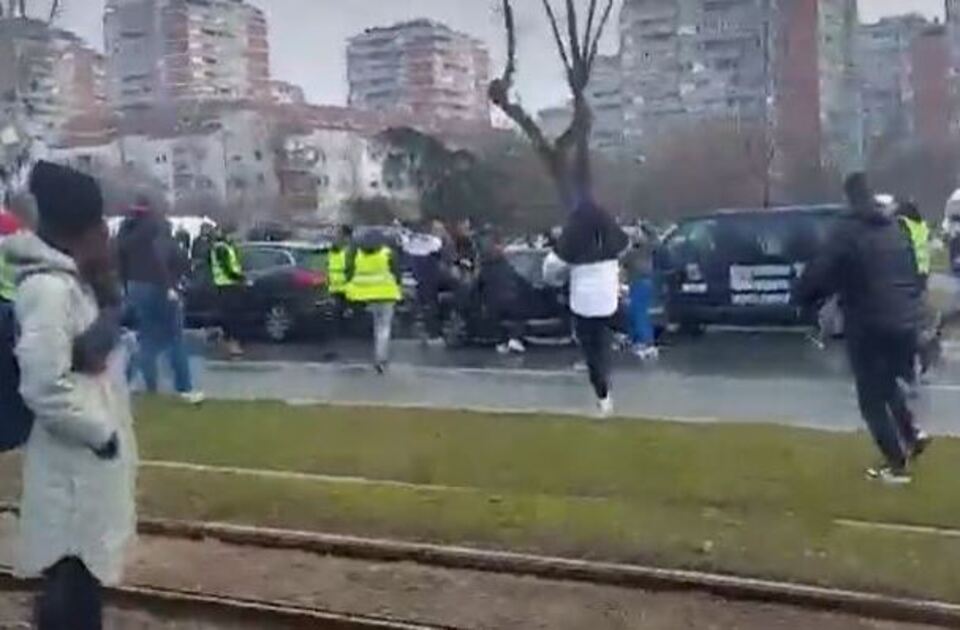 Novi Beograd: Kolima se zaleteo na okupljene građane pa udario studentkinju (VIDEO)