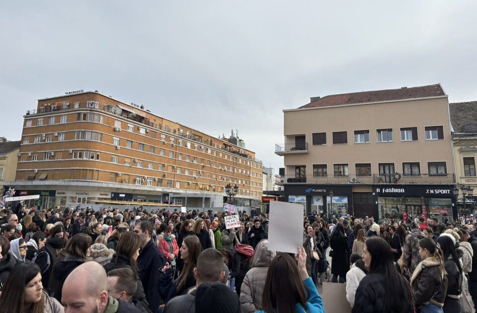 „Dosta je bilo gaženja“: Novosađani u tišini odali počast psu Doni