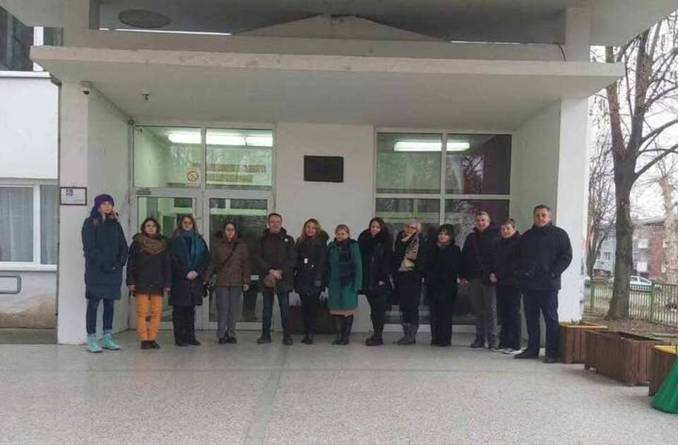 Profesori Gimnazije „Stevan Puzić“ u Rumi obustavili nastavu u znak protesta