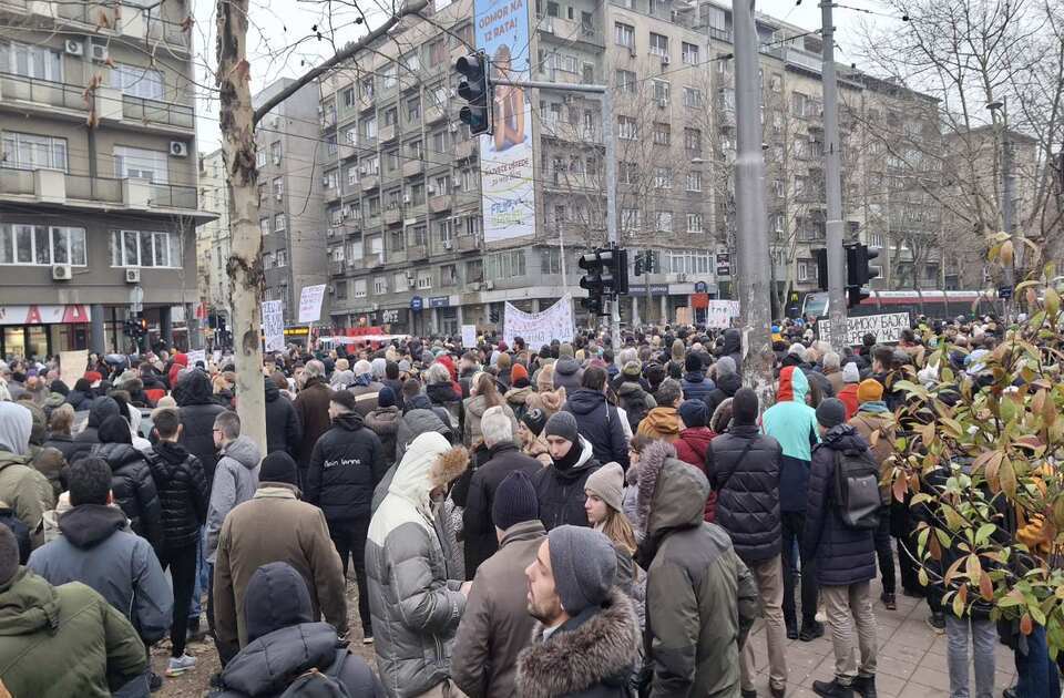 Podrška prosvetarima stiže od studenata „Školski čas u zadnji čas“