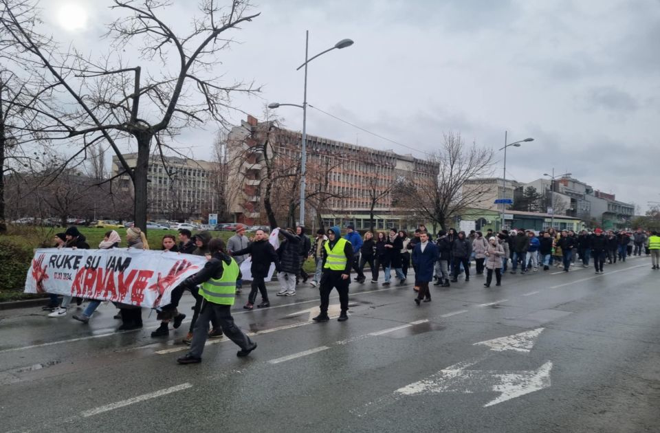 BMW-om pokušao kroz studentsku kolonu, pa peške pobegao (VIDEO)