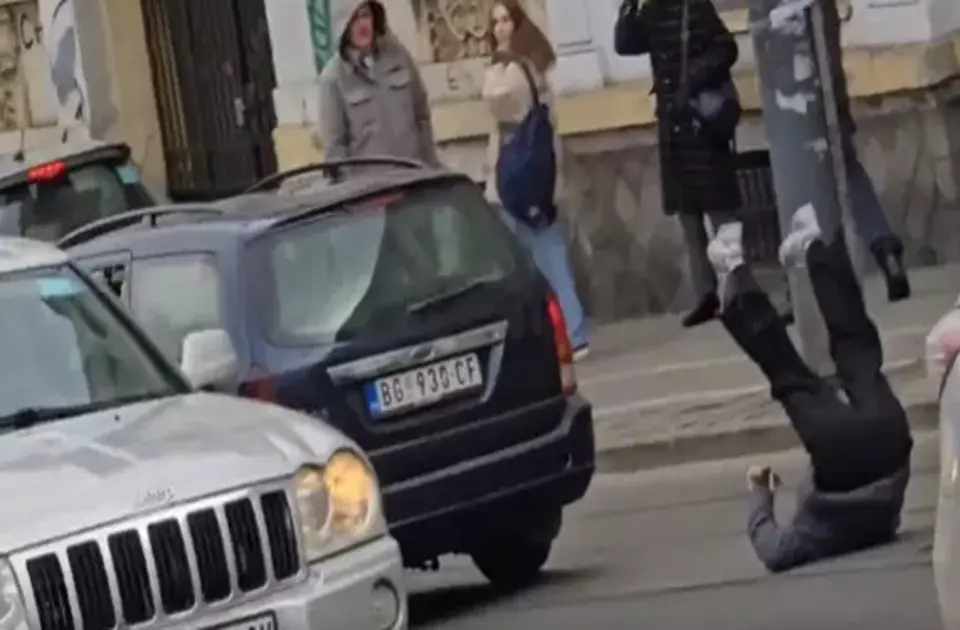 (VIDEO) Automobil udario i nosio na krovu studentkinju tokom odavanja pošte