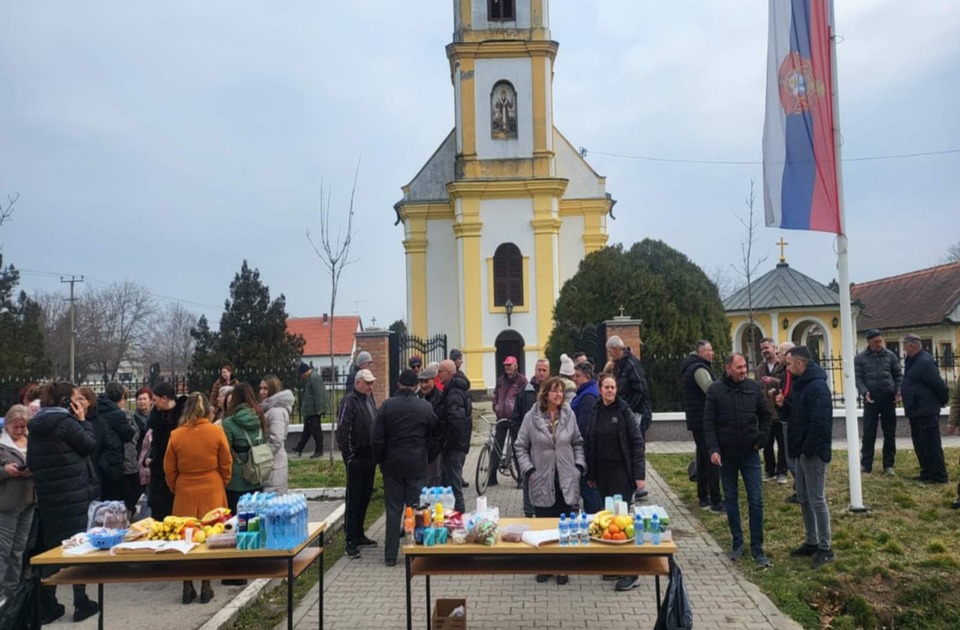 Studenti biciklisti iz Beške krenuli ka Krčedinu, meštani organizovali doček