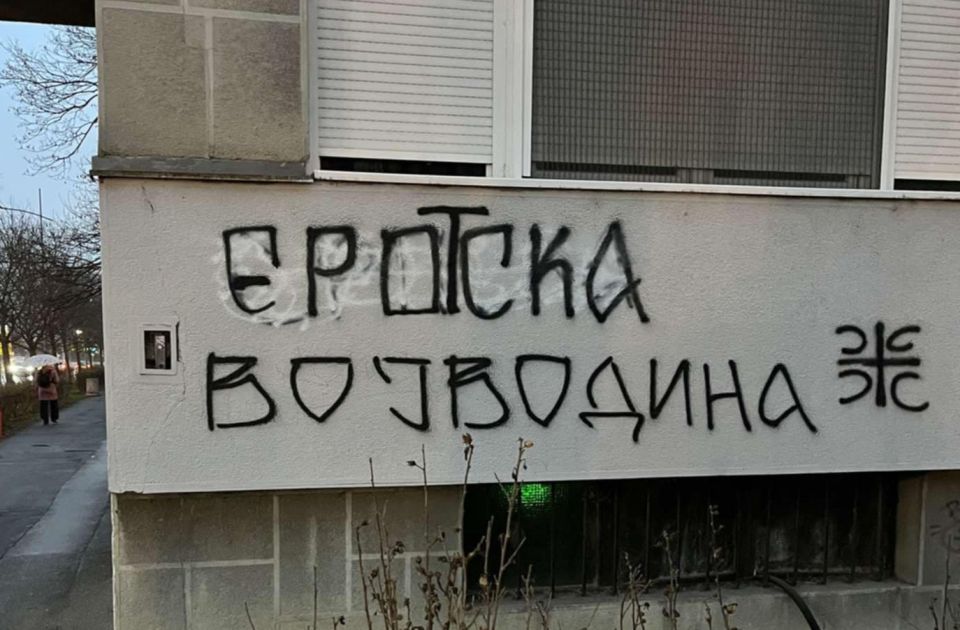 Grafiti „srpska Vojvodina“ u Novom Sadu pretvoreni u „erotska Vojvodina“ (FOTO)