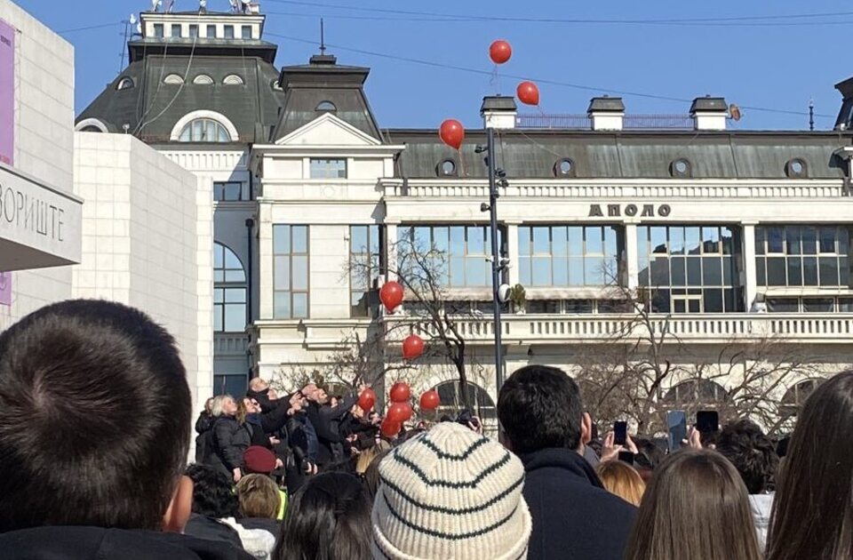 Novosađani na više od 40 lokacija odali poštu poginulima kod Železničke stanice