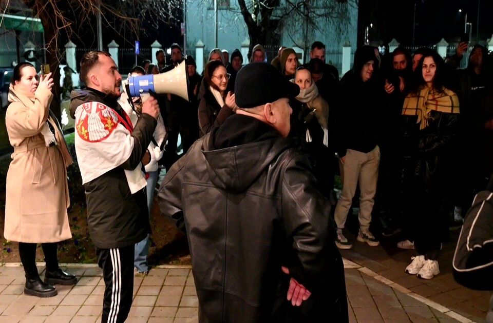 Protesti u Staroj Pazovi se šire: Skup podrške studentima održan i u Vojki (VIDEO)