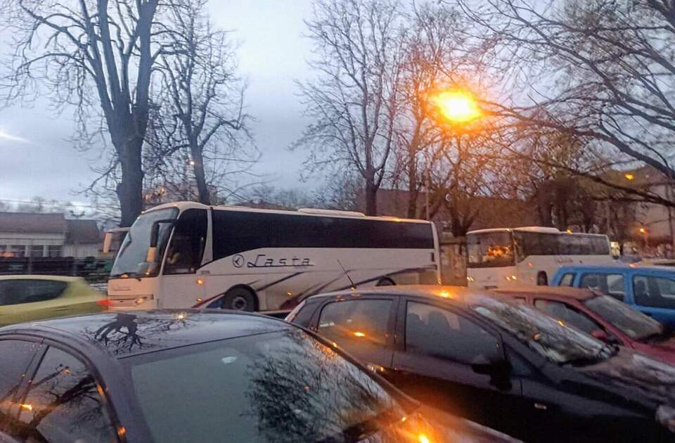 Autobusi za partiju, đaci na kiši – Inđija bez prevoza kad SNS putuje