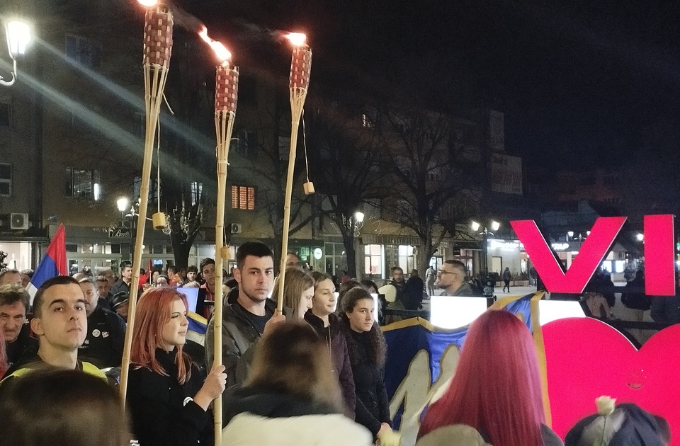 SNS u Rumi slavi, studenti poručuju: „Sram vas bilo!“