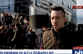 Grupa ljudi blokira ulaz u televiziju N1