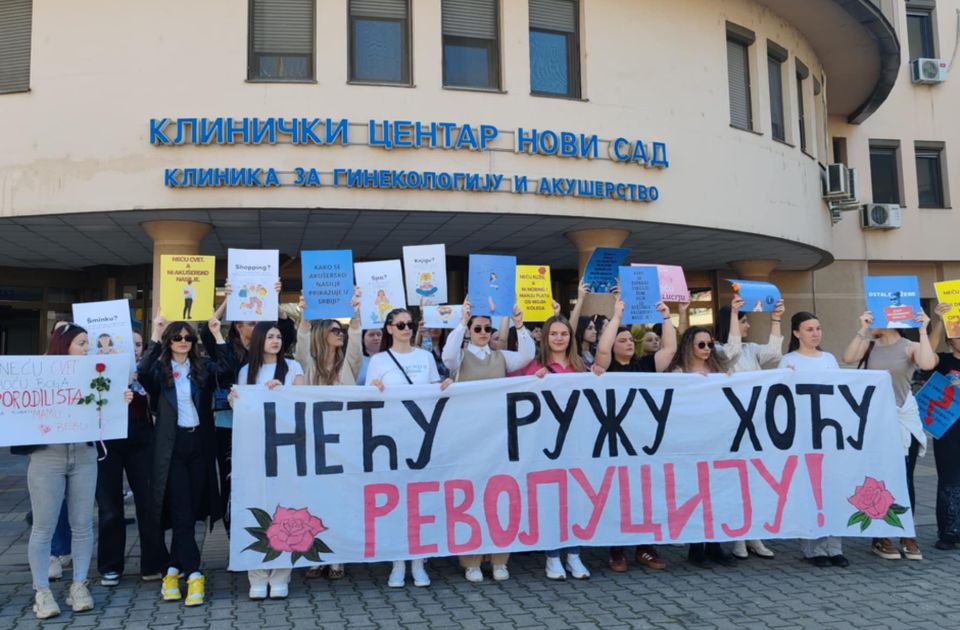 Studenti u Novom Sadu na protestu povodom Dana žena: Šetnja do Skupštine i gađanje jajima