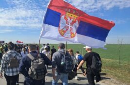 Veliki protest u Pećincima: Studenti i građani dolaze pešice (VIDEO)