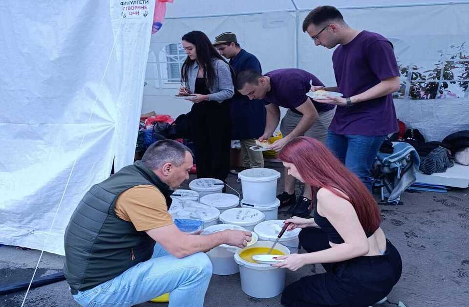 Nova Pazova poslala kuvane obroke studentima u blokadi Košutnjaka Nova Pazova poslala kuvane obroke studentima u blokadi Košutnjaka