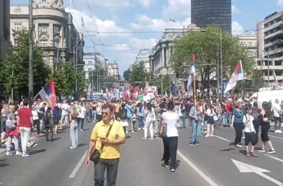 MUP: Na prvomajskom protestu bilo 6.200 ljudi, Vučić tvrdi 5.600, Arhiv skupova procenjuje 18.000 MUP: Na prvomajskom protestu bilo 6.200 ljudi, Vučić tvrdi 5.600, Arhiv skupova procenjuje 18.000