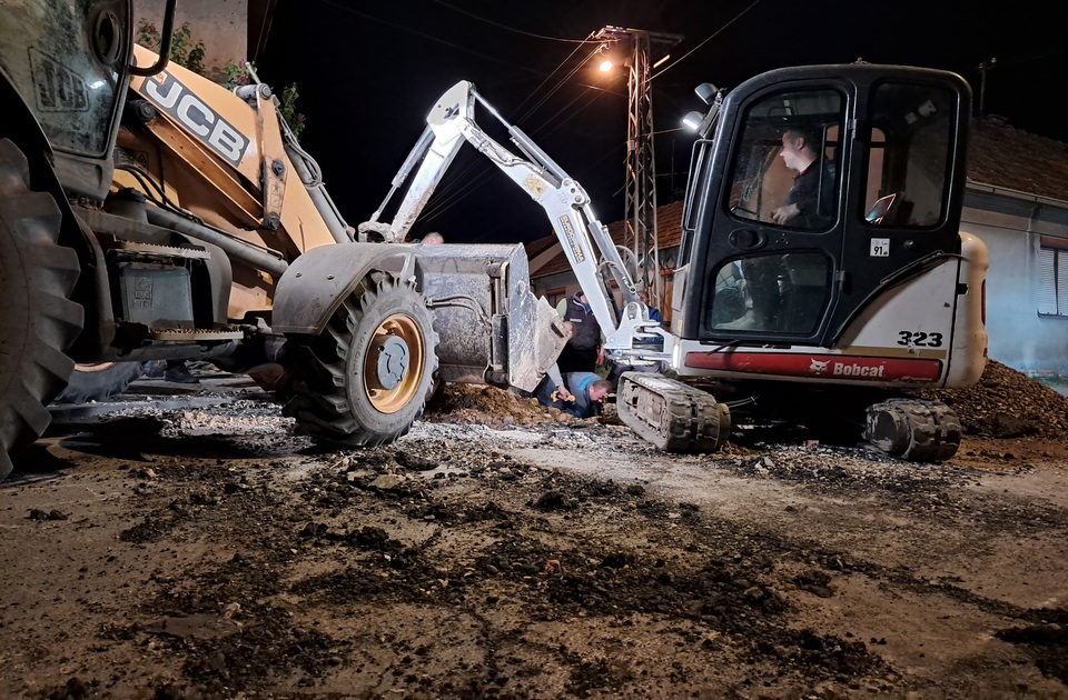 Inđija: Havarija na vodovodnoj mreži na uglu ulica Vinogradarska – Sremska Inđija: Havarija na vodovodnoj mreži na uglu ulica Vinogradarska – Sremska