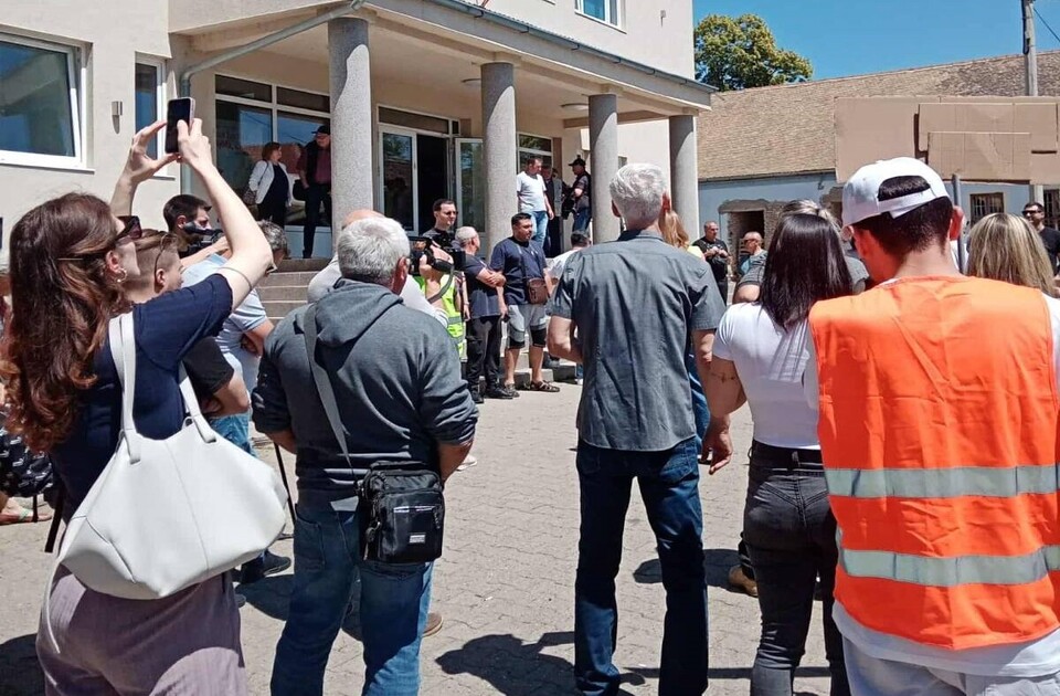 Muškarci u crnom napali demonstrante u Bačkom Petrovcu: „SNS pritiska izbore u Matici slovačkoj“ Muškarci u crnom napali demonstrante u Bačkom Petrovcu: „SNS pritiska izbore u Matici slovačkoj“