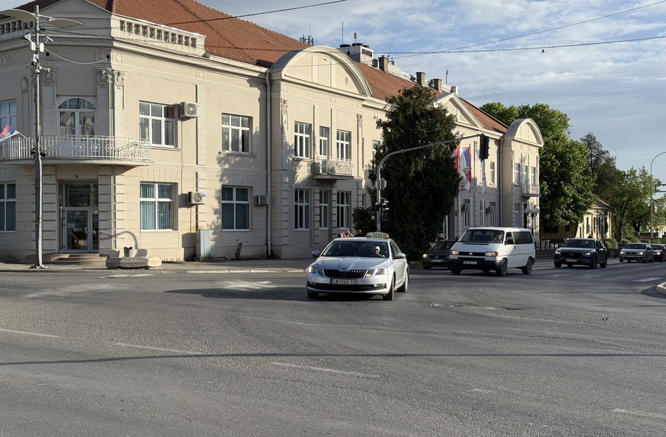 Građani plaćaju 25,6 hiljada evra za higijenu: Opština Inđija raspisala novu javnu nabavku Građani plaćaju 25,6 hiljada evra za higijenu: Opština Inđija raspisala novu javnu nabavku