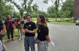 „Sloboda za aktiviste“: Aktivistkinje ispisivale grafite ispred BIA, pozvane na informativni razgovor