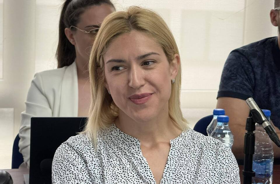 Zbog radova na galeriji zatvorena sednica lokalnog parlamenta, Marić: Da li smo bezbedni? (VIDEO) Zbog radova na galeriji zatvorena sednica lokalnog parlamenta, Marić: Da li smo bezbedni? (VIDEO)