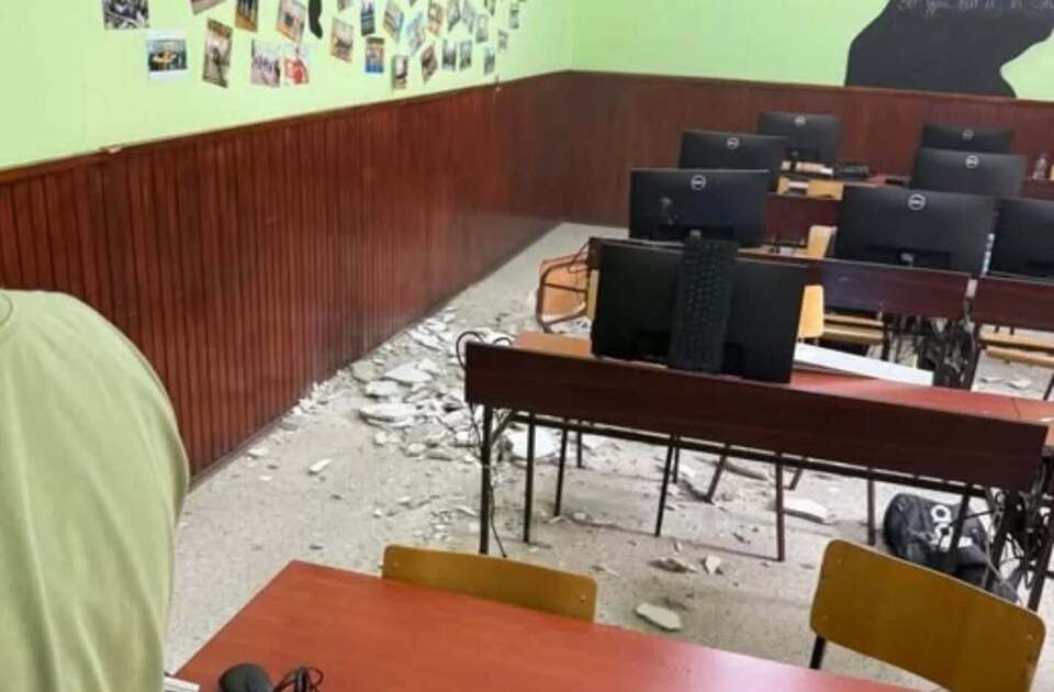 Pao plafon u gimnaziji u Bečeju, troje dece povređeno Pao plafon u gimnaziji u Bečeju, troje dece povređeno
