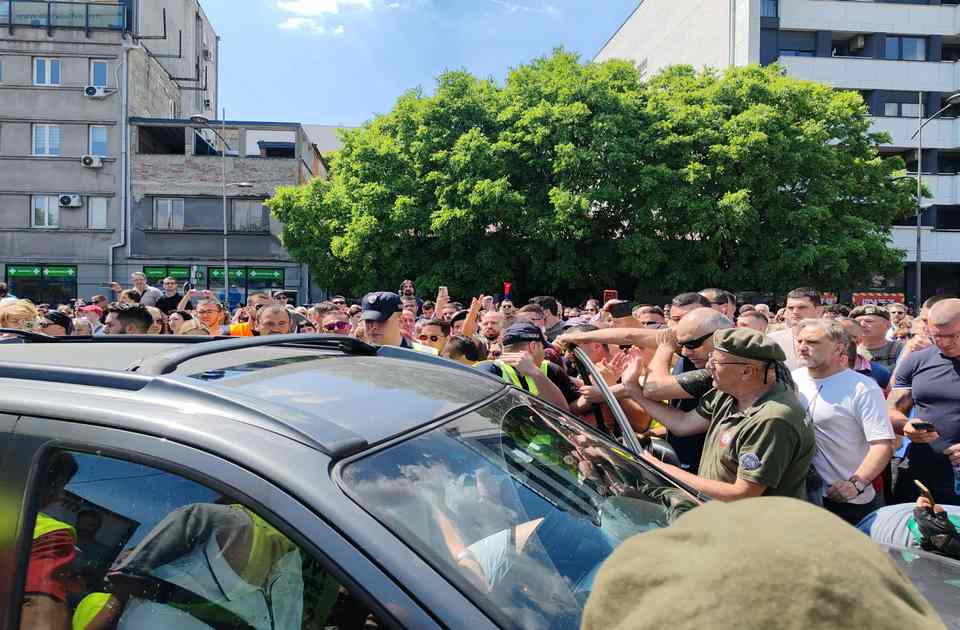 Novi Sad: Vozilom se zaleteli u kolonu, odmah uhapšeni (VIDEO) Novi Sad: Vozilom se zaleteli u kolonu, odmah uhapšeni (VIDEO)
