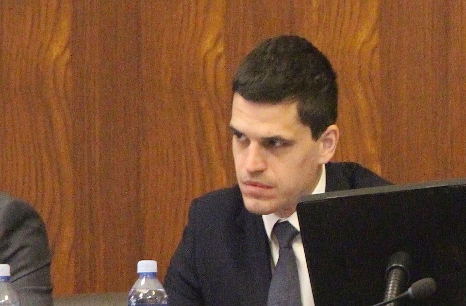 Zavišić optužuje građane za fašizam, policija pendrecima smirivala SNS aktiviste (VIDEO) Zavišić optužuje građane za fašizam, policija pendrecima smirivala SNS aktiviste (VIDEO)
